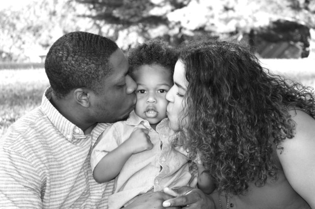 ayrian-2-year-family-kiss-cheeks-b-w